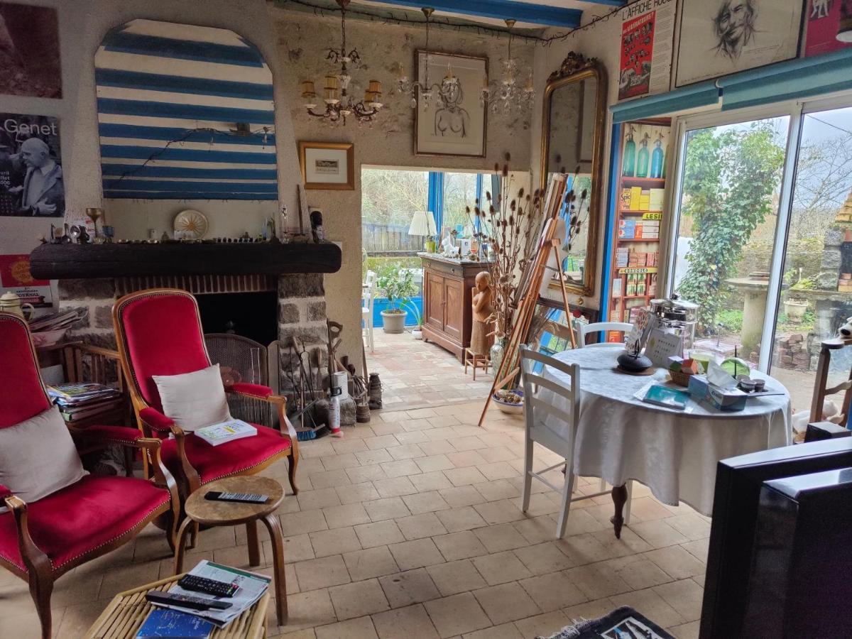 Holiday home La Maison Bleue De Husseau Ancienne Ferme Semi-troglodytique 18e Siecle Montlouis-sur-Loire