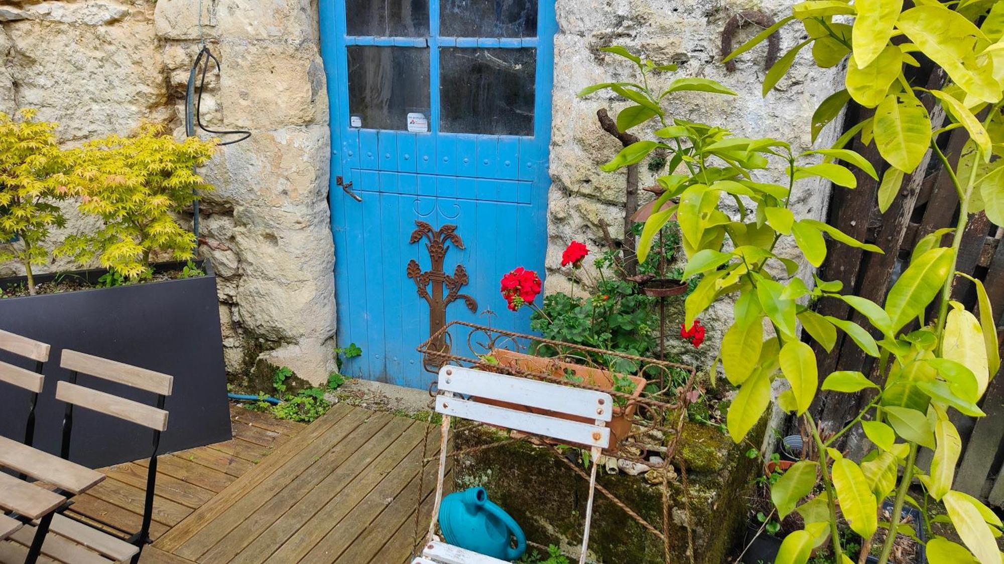 La Maison Bleue De Husseau Ancienne Ferme Semi-troglodytique 18e Siecle * Montlouis-sur-Loire