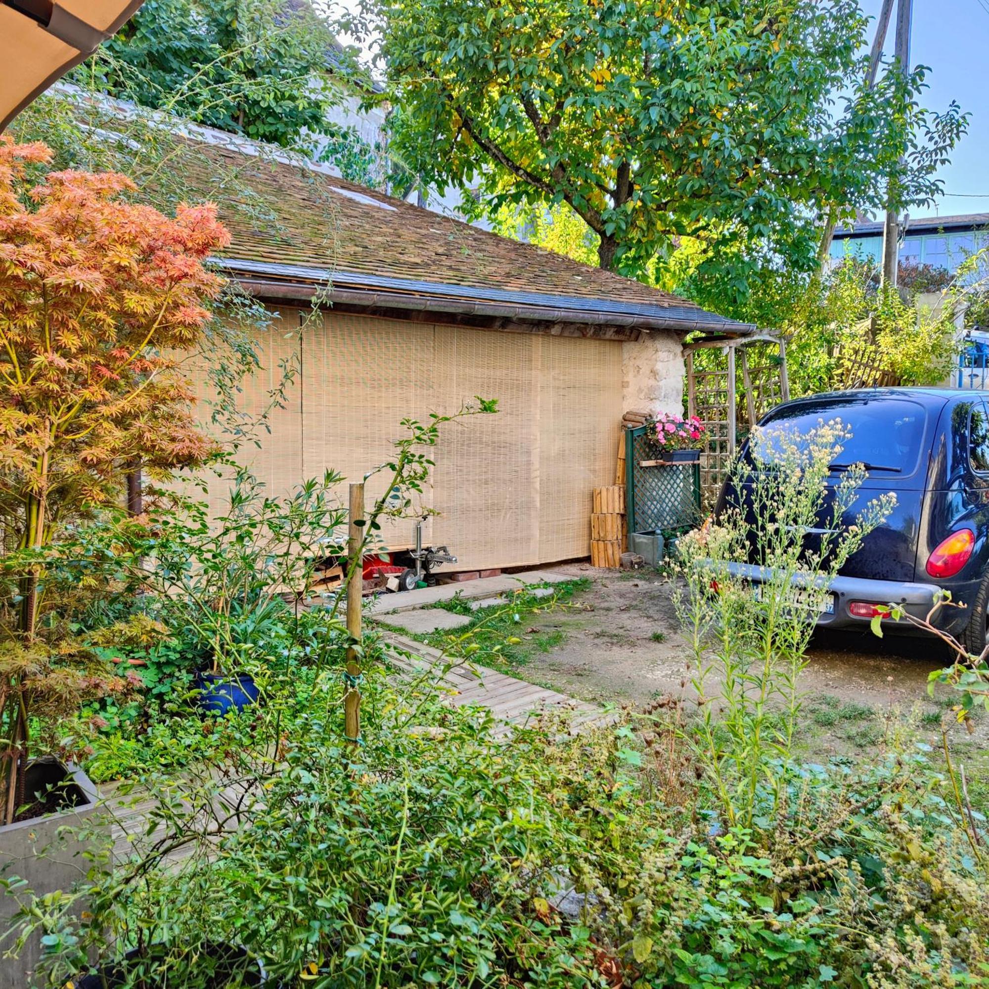 Holiday home La Maison Bleue De Husseau Ancienne Ferme Semi-troglodytique 18e Siecle Montlouis-sur-Loire