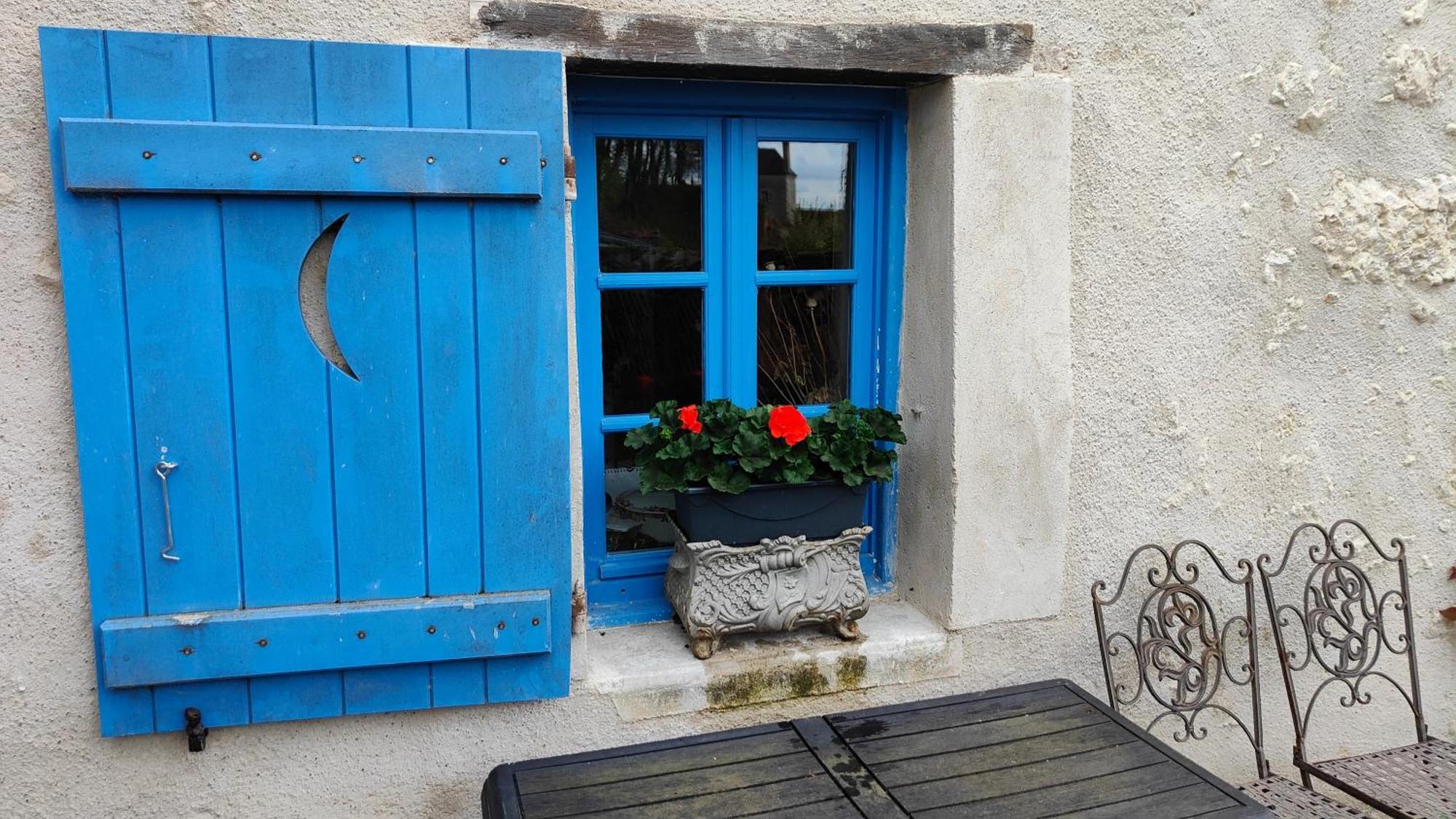 Holiday home La Maison Bleue De Husseau Ancienne Ferme Semi-troglodytique 18e Siecle Montlouis-sur-Loire